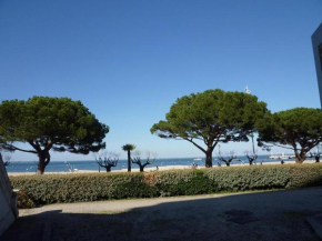 Appartement en Centre-Ville avec Terrasse et Parking, Accès Direct à la Plage - FR-1-474-4